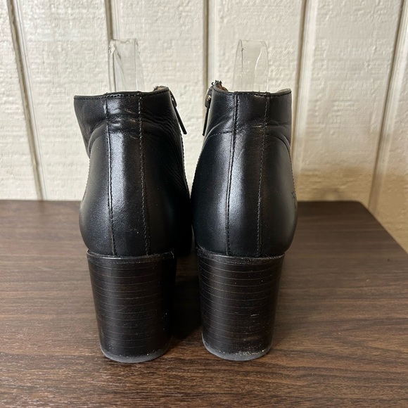 Frye Nora Heeled Ankle Boots in Black, size 8. - Picture 5 of 9